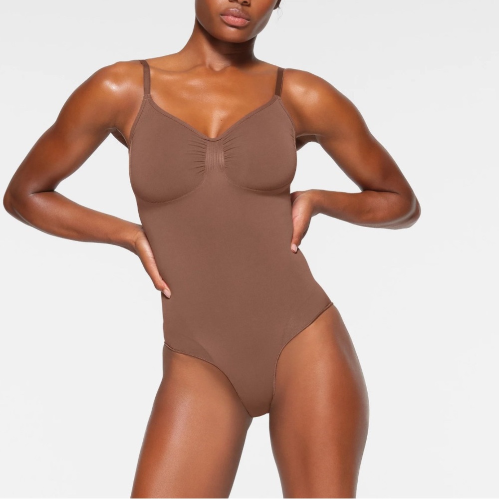 SKIMS SEAMLESS BRIEF BODYSUIT (new w/box)